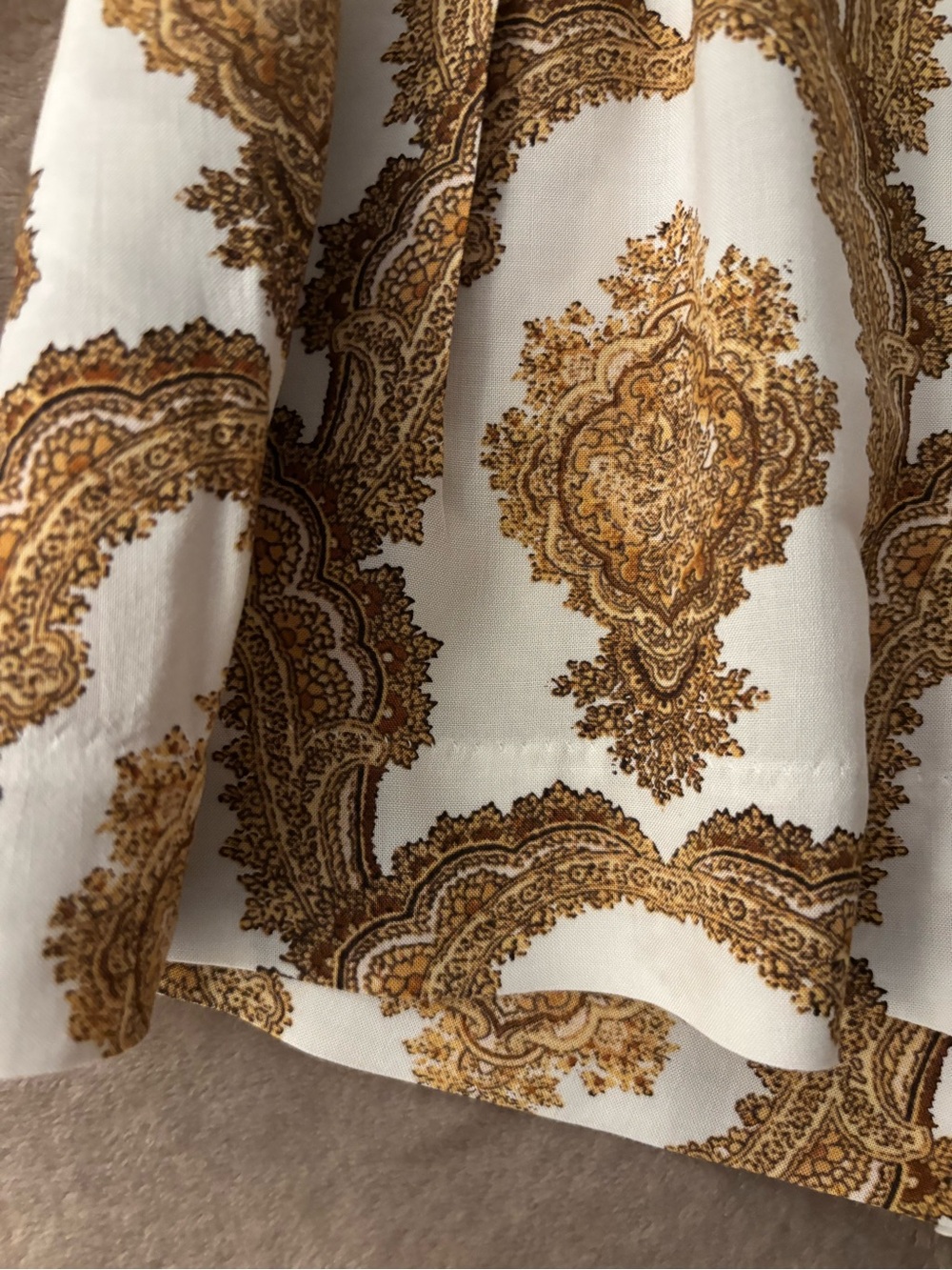 H&M Shorts Women’s Size 4 with White/Gold Paisley Print - Picture 8 of 11